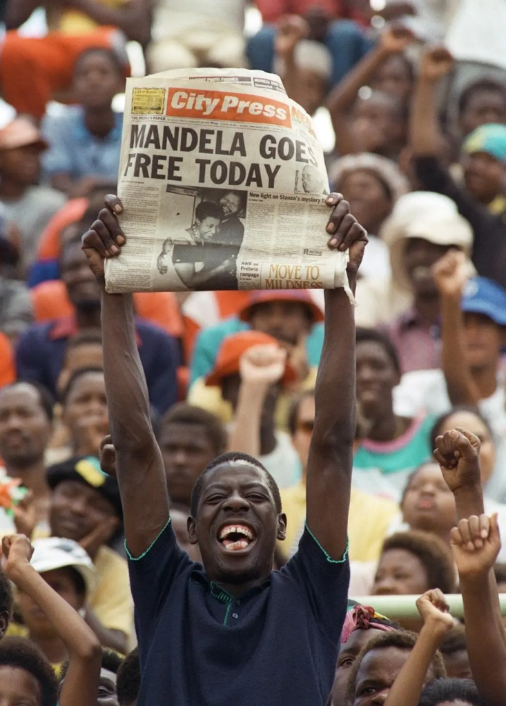 Feestvierende menigte bij de vrijlating van Nelson Mandela